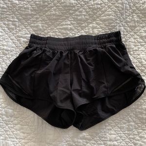 Lululemon Hotty Hot low rise lined short 2.5”